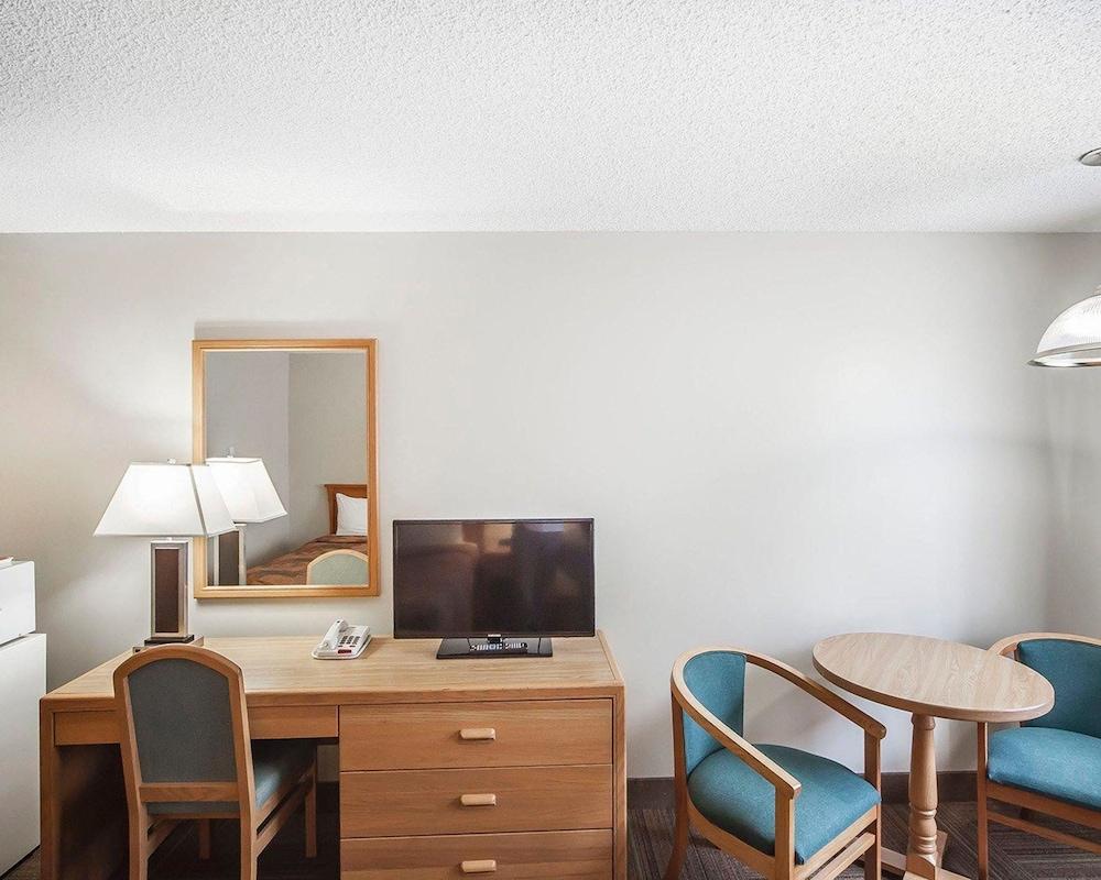 Coast Hinton Hotel Екстер'єр фото